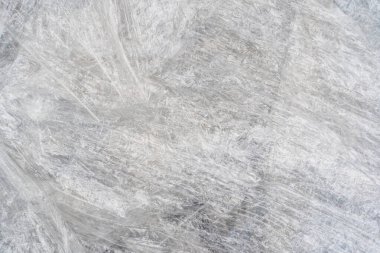 Buruşmuş sentetik germe filminin ambalaj için yüzeyi. Birkaç katman saydam madde. Geçmişi. Doku. 