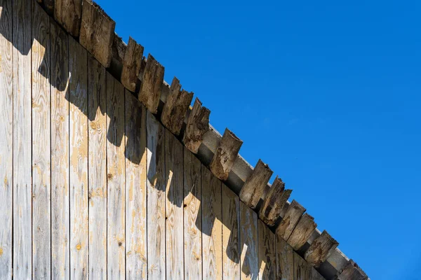 Bord Toit Une Vieille Maison Bois Contre Ciel Bleu Sans — Photo