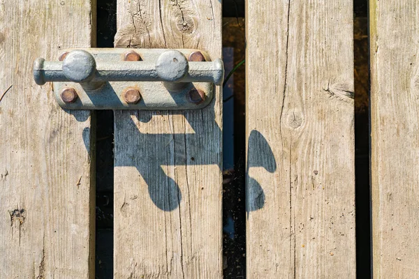 Ein Metallpoller Und Sein Schatten Auf Einem Alten Holzsteg Hintergrund — Stockfoto