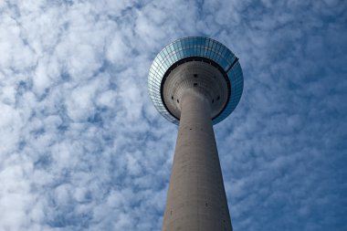 Gökyüzü bulutlu televizyon kulesi
