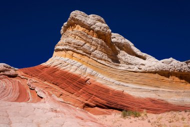 Beyaz cep, renkli kum taşı