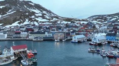 Honningsvag şehri balıkçı limanı ve kıyı kasabası insansız hava aracı tarafından ele geçirildi. Norveç