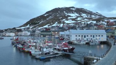 Norveç 'te Honningsvag şehir limanı