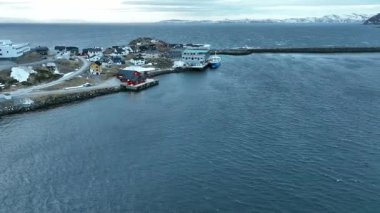 Norveç 'teki Honningsvag sahil kasabası. Arkaplanda Barents Denizi 4k