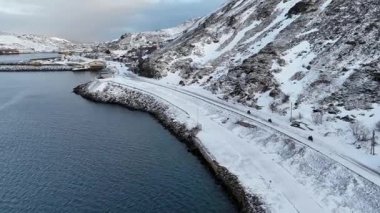 Norveç yolundaki motosikletçiler, Karlı Dağlar, Kış. Yolculuk. 4k İHA