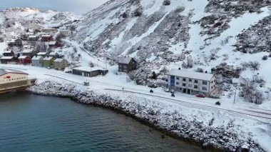 Norveç 'in kırsal kesiminde. Yoldaki Kar Dağları Motorcuları. Kış ve Soğuk 4k