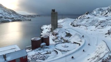 Norveç yolundaki motosikletçiler, Karlı Dağlar, Kış. Yolculuk Honningsvag Şehri