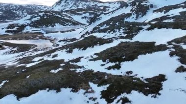 Norveç engebeli dağlık arazisi karla kaplı tepeler, pürüzlü kayalar ve soğuk havayı yakalayan uzak bir köprü barındırıyor. 4k