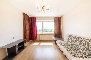 Minimalizm yatak odası iç mimarisi. Gardırop ve Raff arka planda. Daire kirayı ödemeye hazır. Ev