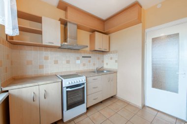 Konforlu ahşap mutfak iç mimarisi. Arka planda fırın, musluk ve mobilya var. Koyu Kahverengi Döşeme. Döşeme döşemesi. Geniş Açı