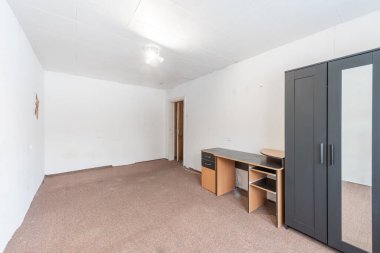 Terk Edilmiş Minimum Mobilyalı Geniş Parlak Ofis Odası. İç mekan. Beyaz Duvarlar. Oda boş ve çok sade bir görünüme sahip. Geniş Açı