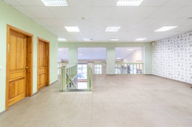 Parlak ve açık iç mekan fayanslarla döşenmiş ve yaratıcı duvar kağıtları, aydınlatma ve geniş pencerelerle aydınlatılmış..