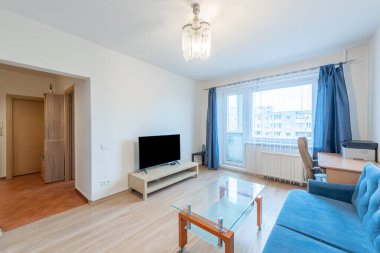 Parlak oturma odası, doğal ışık, modern bir kanepe, sehpa ve dekor. Şık ve rahat ev dekorasyonları ve ev dekorasyonu fikirleri için mükemmel.