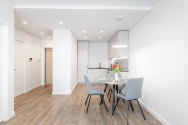 Parlak ve modern oturma odası, tarafsız mobilyalar ve ahşap döşemeler, rahatlamak için rahat ve şık bir iç mekan yaratıyor.