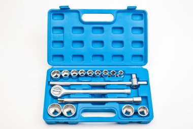 Alet kutusunda anahtar var. Yeni açılmış alet çantası. Mekanik aletler. Otomatik tamir kavramı