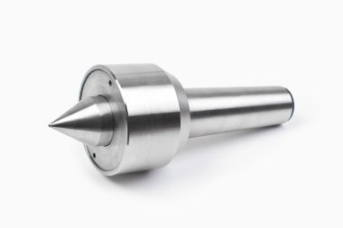 Beyaz zemin üzerinde ahşap ve metal deliklerini delmek için çelik matkap..