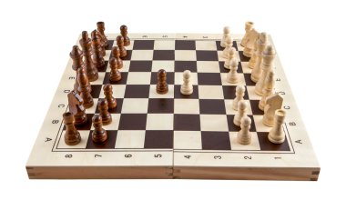 Satranç ahşap parçaları üzerinde beyaz izole ile satranç masası