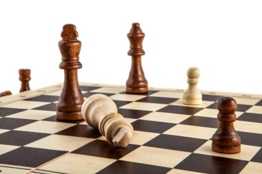 Satranç ahşap parçaları üzerinde beyaz izole ile satranç masası