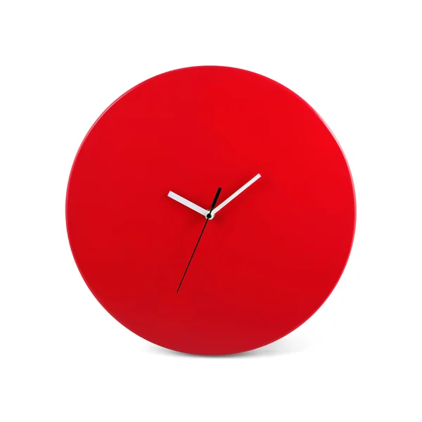 赤いシンプルな丸い壁時計 - 時計は、白い背景で隔離 — ストック写真