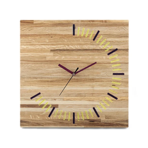 Jednoduché dřevěné zdi hodinky - čtvercové hodiny, izolované na bílém pozadí — Stock fotografie