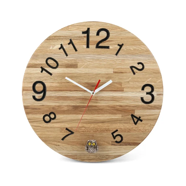 Dřevěné kolo zeď hodinky s sova hračky - hodiny izolovaných na bílém b — Stock fotografie