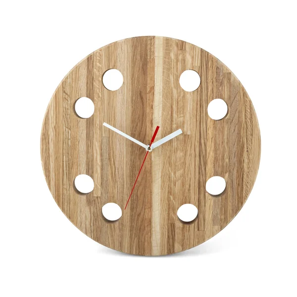 Дерев'яний круглий настінний годинник годинник ізольований на білому тлі — стокове фото