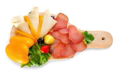 Prosciutto meze beyaz arka plan üzerinde izole peynir çiğ et süslenmiş