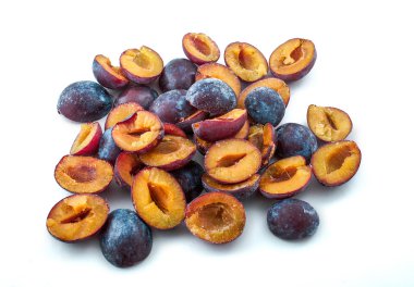 Beyaz arka plan üzerinde izole çukur olmadan Erik dondurulmuş