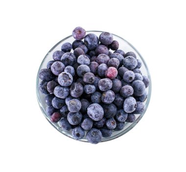 Donmuş yerli yaban mersini beyaz arka plan üzerinde izole kase