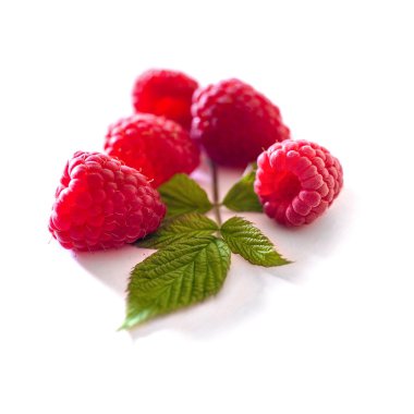 Beyaz backgr izole lezzetli birinci sınıf taze frambuaz