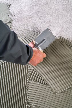 İnşaat çentikli mala için gri çimento harcı ile wo döşer