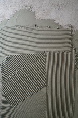 Çentikli troweling harç beton duvarla hazırlık üzerine