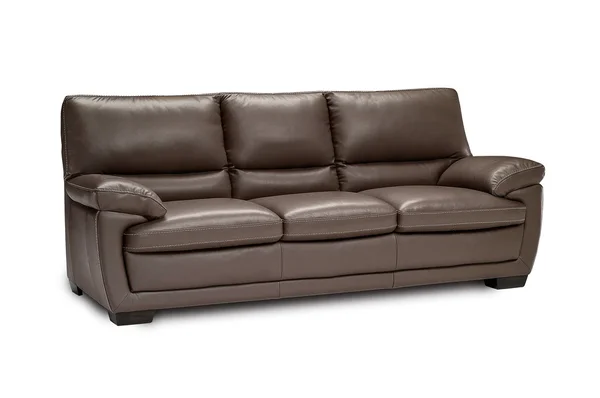 Розкішний шкіряний коричневий диван ізольований на білому тлі — стокове фото
