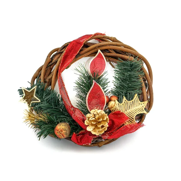 Corona de decoración de Navidad con bayas de acebo rojo aislado en w — Foto de Stock