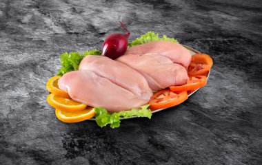 Çiğ tavuk göğsü fileto ve sebze plaka kırpma yolu ile dekore edilmiş