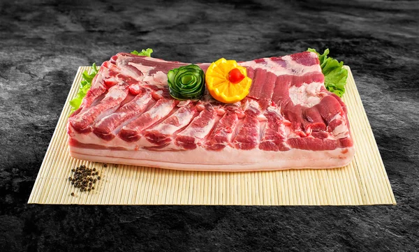 Čerstvé a syrové slaniny žebra na kuchyňském stole připraven gril nebo grilovací — Stock fotografie