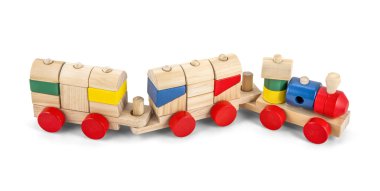 Ahşap oyuncak tren ile renkli bloklar üzerinde cl beyaz izole