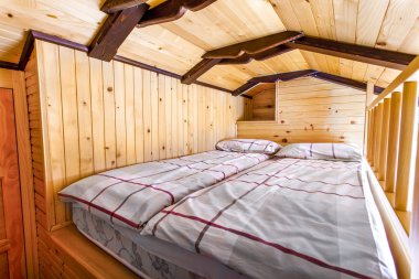 Geleneksel ahşap iç masa ve fikstür - mountain resort oda iç