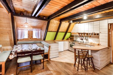 Geleneksel ahşap iç masa ve fikstür - mountain resort oda iç