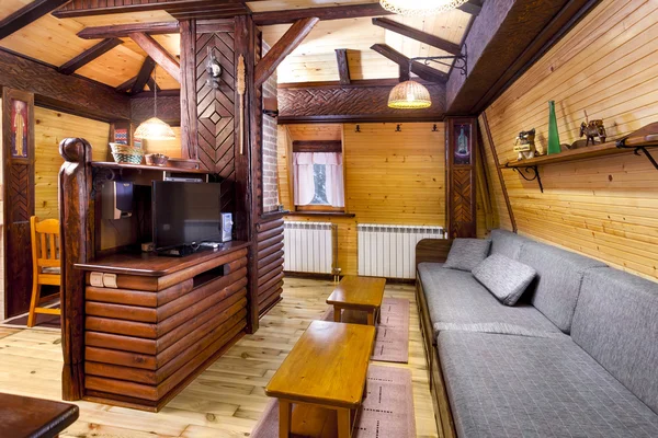 Традиционный деревянный интерьер со столом и арматурой - интерьер комнаты горного курорта — стоковое фото