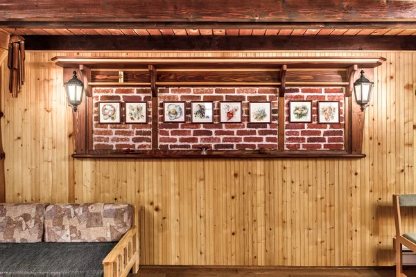 Традиционный деревянный интерьер со столом и арматурой - интерьер комнаты горного курорта — стоковое фото