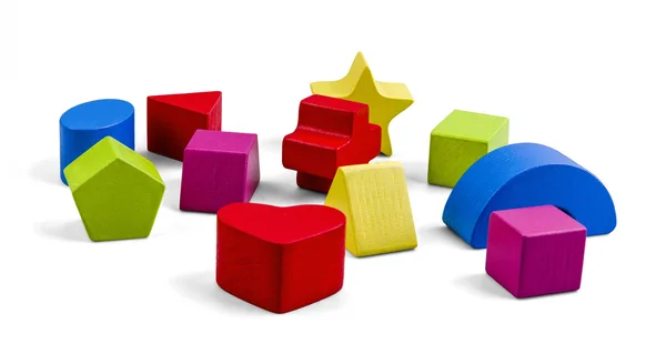 Holzfarbige Spielzeugklötze isoliert auf weiß mit Clipping-Pfad lizenzfreie Stockbilder