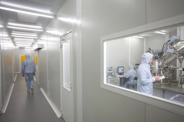 Cleanroom in nucleair onderzoekscentrum, hall en moleculaire straal epitaxie — Stockfoto