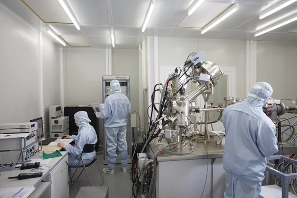 Sala limpia en el centro de investigación nuclear, epitaxia de haz molecular — Foto de Stock