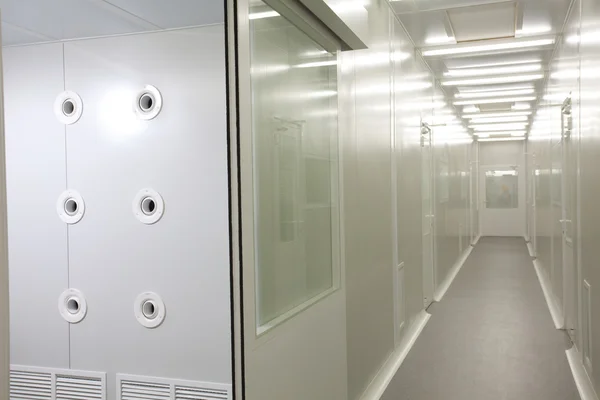 Salle blanche dans le centre de recherche nucléaire, hall et douche à air — Photo