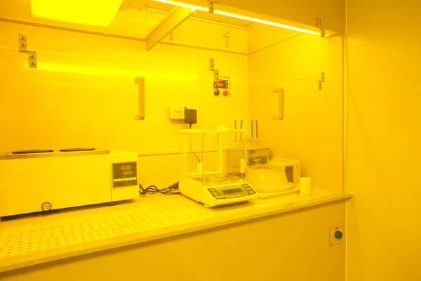 Sala limpia en el centro de investigación nuclear, fotolitografía — Foto de Stock