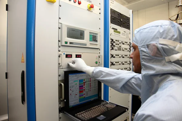 Cleanroom in nucleair onderzoekscentrum, moleculaire straal epitaxie — Stockfoto