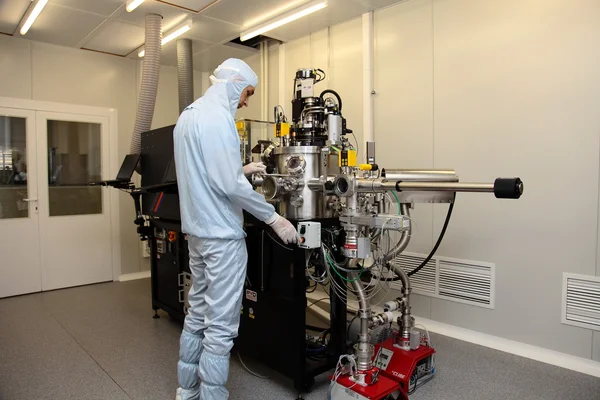 Sala limpia en el centro de investigación nuclear, epitaxia de haz molecular — Foto de Stock