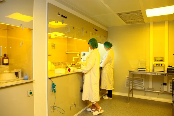 Уборка комнаты в центре ядерных исследований, фотолитография — стоковое фото