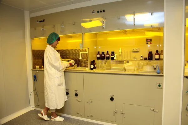 Sala limpia en el centro de investigación nuclear, fotolitografía —  Fotos de Stock